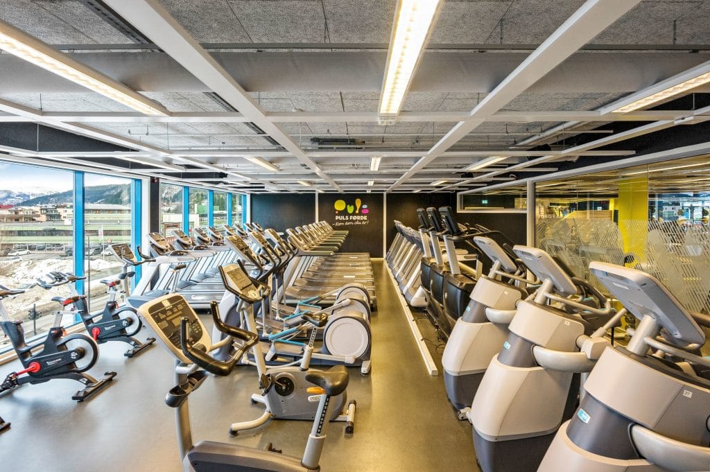 Gruppetrening i spinningsal